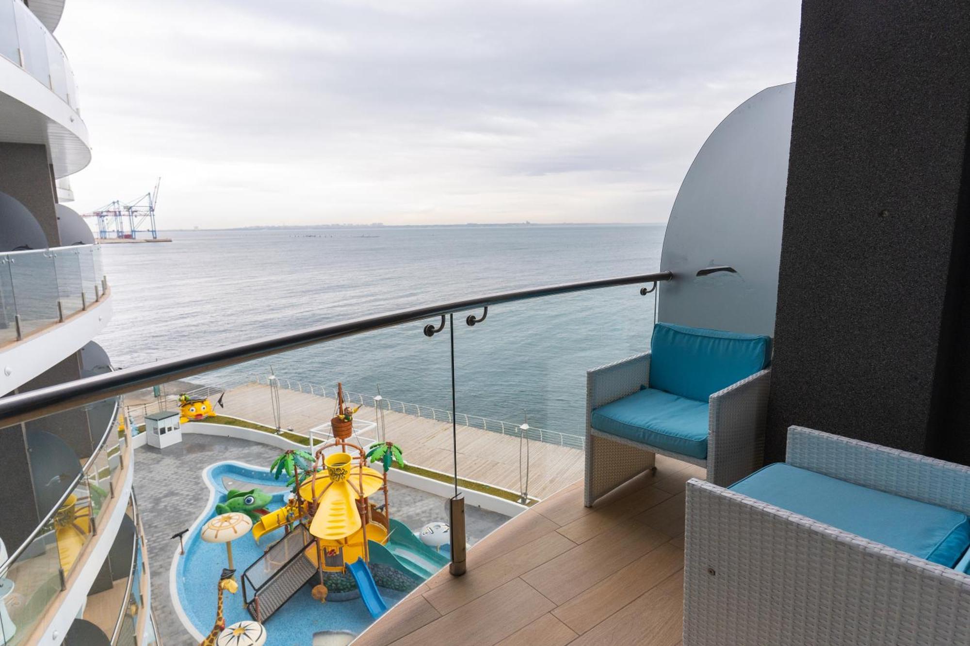 Nemo Hotel Resort & Spa Одеса Стая снимка Balcony of a Family Villa