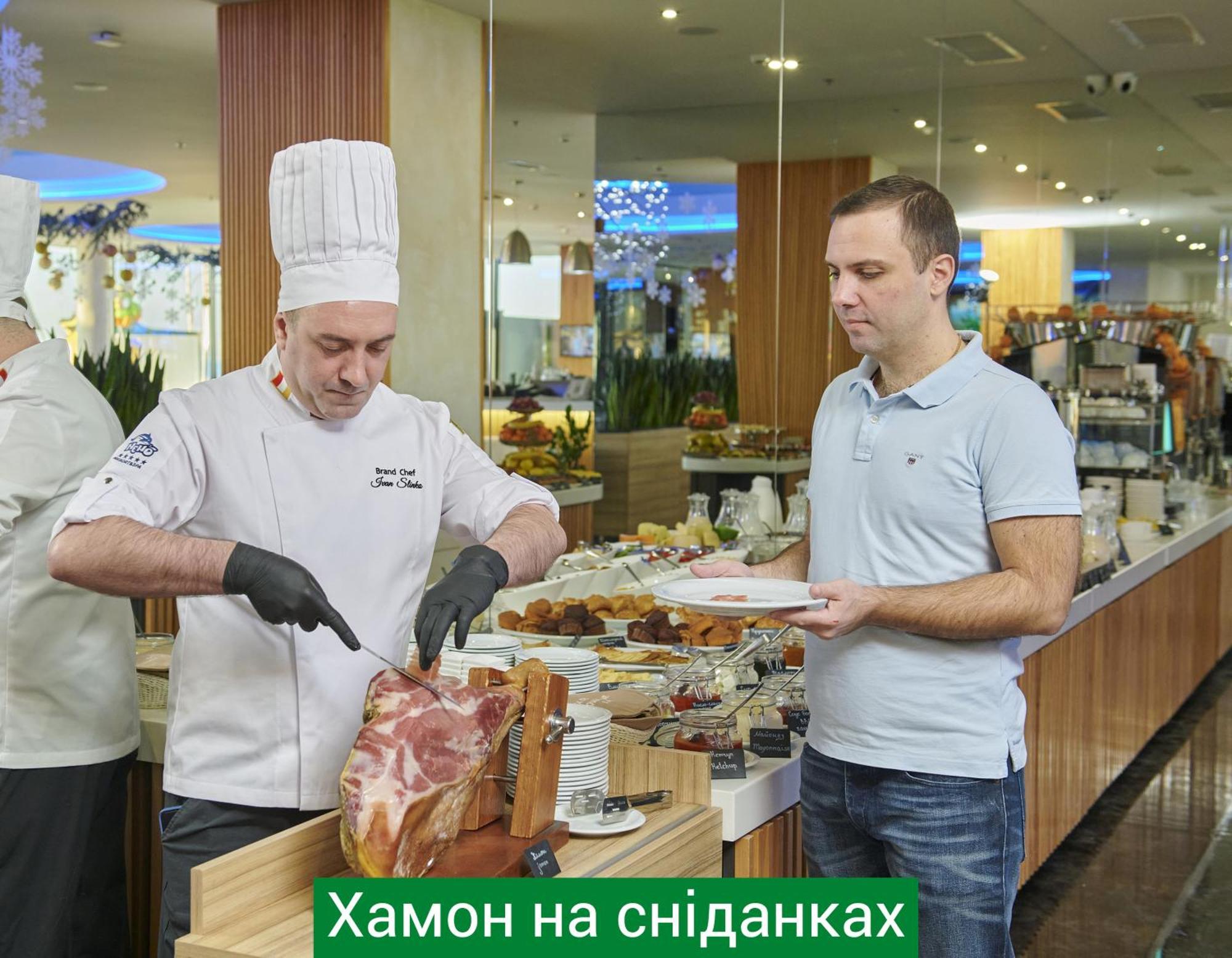 Nemo Hotel Resort & Spa Одеса Екстериор снимка A ham being carved
